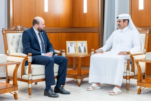 وزير الدولة القطري لشؤون الطاقة سعد الكعبي خلال لقائه وزير الطاقة السوري محمد البشير (إكس)