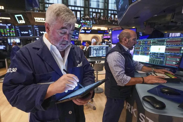 متداولون يعملون في بورصة نيويورك (أ.ب)