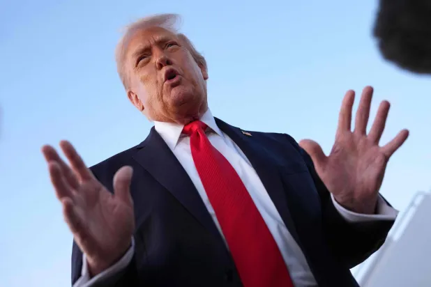 الرئيس الأميركي دونالد ترمب يتحدث للصحافيين بعد نزوله من طائرة الرئاسة في 7 سبتمبر (أيلول) 2025 في قاعدة «أندروز» المشتركة بولاية ماريلاند (أ.ف.ب)