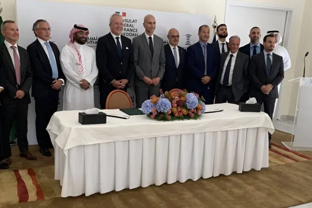 صورة جماعية عقب توقيع مذكرة التفاهم بين الشركة السعودية والفرنسية (الشرق الأوسط)