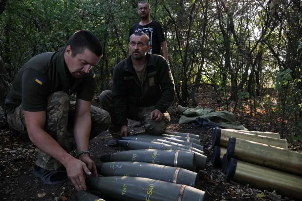 صورة ملتقطة في 5 سبتمبر 2025 تظهر جنوداً أوكرانيين في موقع بمنطقة زابورجيا بأوكرانيا وسط الغزو الروسي للبلاد (أ.ف.ب)