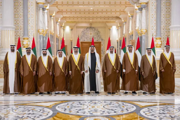 الشيخ محمد بن زايد مع سفراء الإمارات الجدد خلال استقبالهم يوم الاثنين (وام)