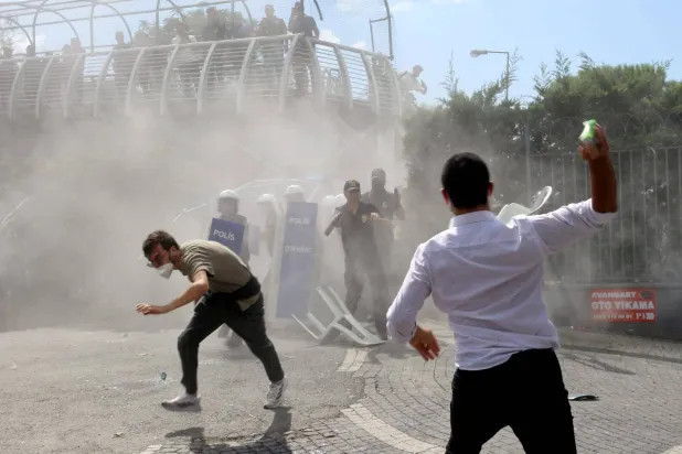 مصادمات بين الشرطة وأعضاء من حزب «الشعب الجمهوري» رفضوا اقتحام مقر الحزب في إسطنبول (رويترز)