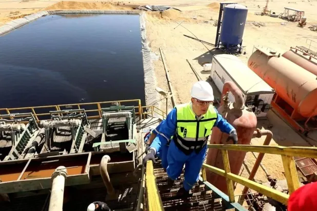 وزير البترول المصري كريم بدوي خلال زيارته أحد الحقول الصحراوية (وزارة البترول المصرية)