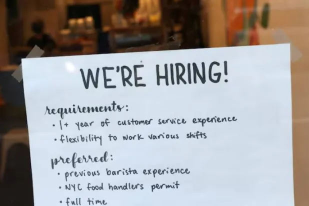 لافتة «توظيف» في مقهى بمدينة مانهاتن بنيويورك (رويترز)