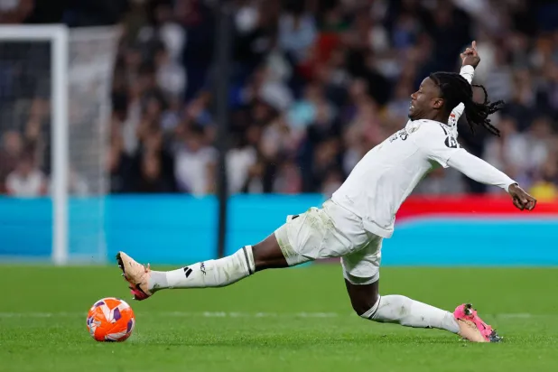 إدواردو كامافينغا حضر تدريبات ريال مدريد بعد التعافي (أ.ف.ب)