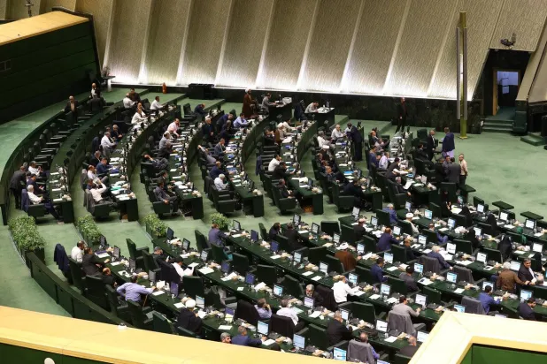 صورة نشرها موقع البرلمان الإيراني من جلسة صباح الأحد
