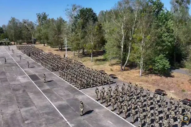 لقطة من مراسم تخريج دفعة من منتسبي «الكتيبة 87 - تدخل سريع» (شعبة الإعلام الحربي - القيادة العامة للجيش الوطني)