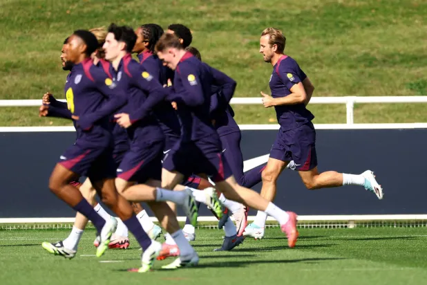 لاعبو المنتخب الإنجليزي يواصلون استعداداتهم لمواجهة صربيا (رويترز)