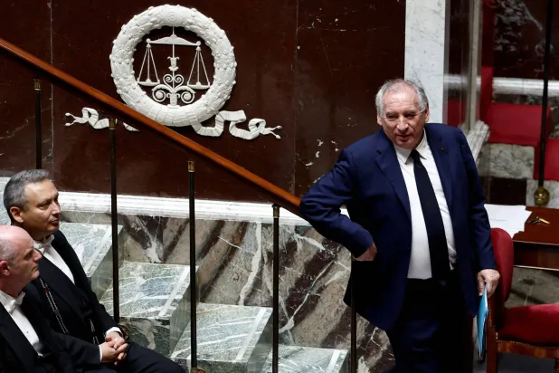 فرنسوا بايرو بعد إلقاء خطابه أمام النواب بالجمعية الوطنية في جلسة استثنائية بعد ظهر الاثنين (رويترز)