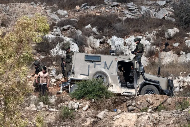 جنود إسرائيليون يعتقلون شاباً فلسطينياً في الضفة الغربية - 7 سبتمبر 2025 (أ.ف.ب)