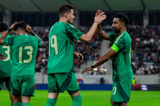 الحمدان يحتفل بهدفه في شباك التشيك (المنتخب السعودي) 