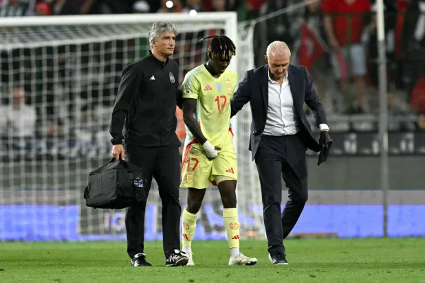 نيكو ويليامز مهاجم أتلتيك بلباو لدى خروجه الملعب مصاباً (أ.ف.ب)