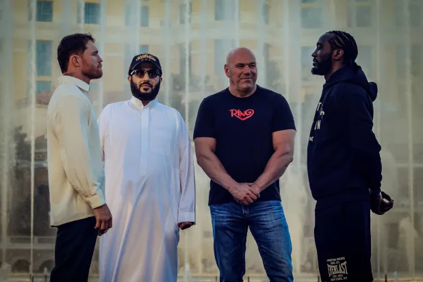 المستشار تركي آل الشيخ يتوسط الملاكمين في النزال الأول (الشرق الأوسط)