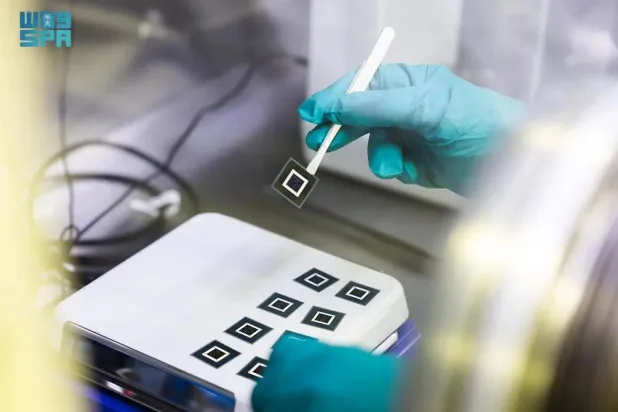 The tested solar cells achieved a conversion efficiency of 33.1% and a record open-circuit voltage of 2.01 volts. (SPA)