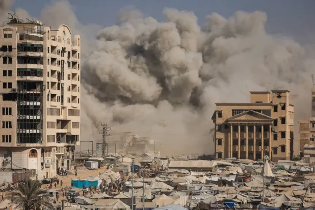 تصاعد الدخان جرَّاء الغارات الإسرائيلية على قطاع غزة (رويترز)