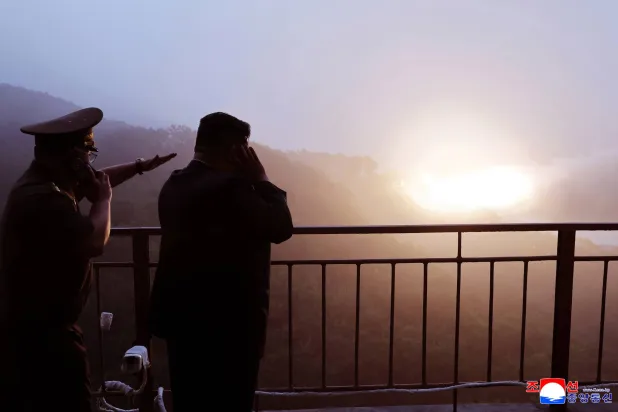 كيم جونغ أون يُشرف على اختبار نفاث أرضي لمحرك وقود صلب عالي الدفع (إ.ب.أ)