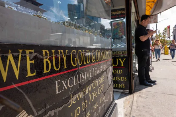 لوحة إعلانية تعرض منتجات الذهب في واجهة أحد المحلات في منطقة مانهاتن (أ.ف.ب)