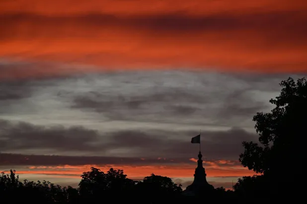 قبة قصر غراند باليه في ضوء غروب الشمس في وسط باريس (أ.ف.ب)