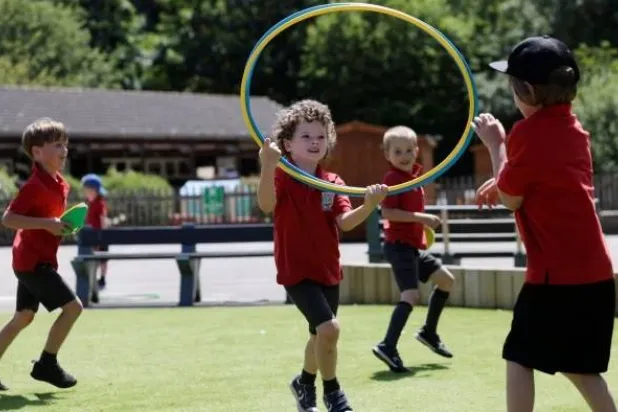 أطفال في إحدى المدارس البريطانية (أرشيفية - رويترز)