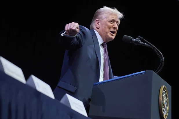 الرئيس الأميركي دونالد ترمب خلال خطابه أمس في متحف الكتاب المقدس بواشنطن (أ.ب)