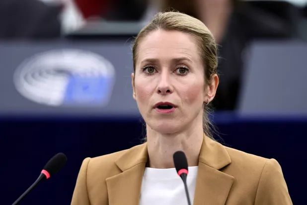 الممثلة العليا لشؤون السياسة الخارجية والأمنية بالاتحاد الأوروبي كايا كالاس خلال مناقشة حول «إجراءات الاتحاد الأوروبي لضمان ضمانات الأمن والسلام العادل لأوكرانيا» بالبرلمان الأوروبي في ستراسبورغ (إ.ب.أ)