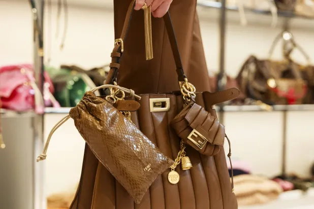 الفرو ميَّز كثيراً من حقائب دار «فندي» لخريف وشتاء 2025