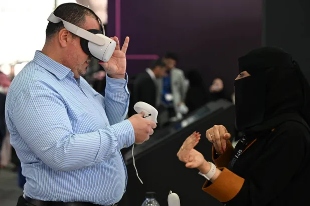 A visitor tries on Meta’s headset at the LEAP conference in Saudi Arabia. (Asharq Al-Awsat)