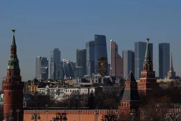 منظر لمركز «موسكو سيتي» للأعمال خلف جدار الكرملين في موسكو (رويترز)