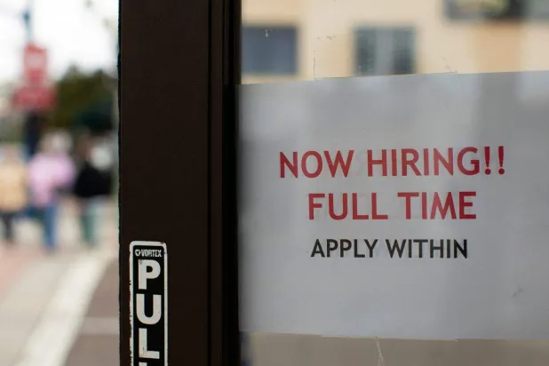 متجر تجزئة يعلن عن وظيفة بدوام كامل على باب مفتوح في أوشنسايد بكاليفورنيا (رويترز)