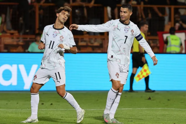 جواو فيليكس وكريستيانو رونالدو قادا منتخب البرتغال للفوز بخماسية (رويترز)