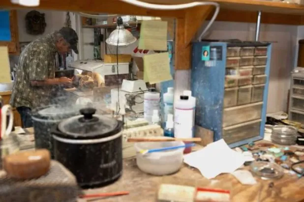 حرفي يعمل بمتجر الصخور الخاص به في مارفا بتكساس (رويترز)