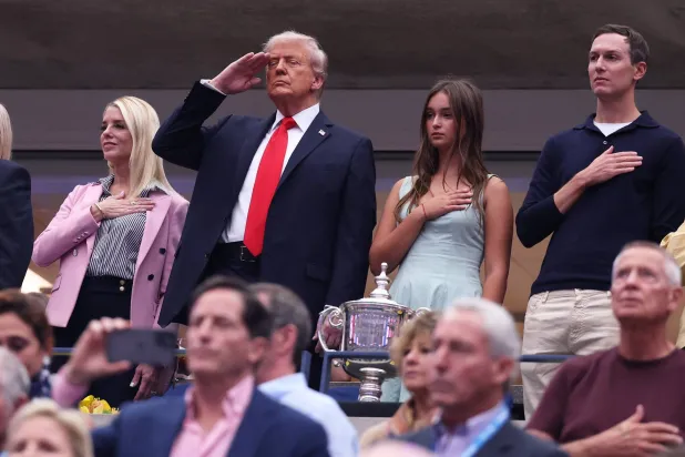 الرئيس الأميركي ترمب لحظة النشيد الوطني لبلاده خلال حضوره النهائي (أ.ف.ب)