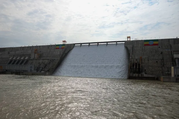 الأعلام الوطنية الإثيوبية على سد النهضة (إ.ب.أ)