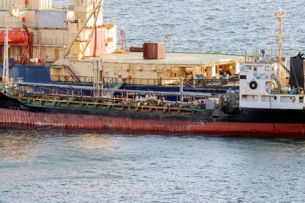 سفينة غاز طبيعي مسال روسية تحمل شحنة غاز في عرض البحر (رويترز)