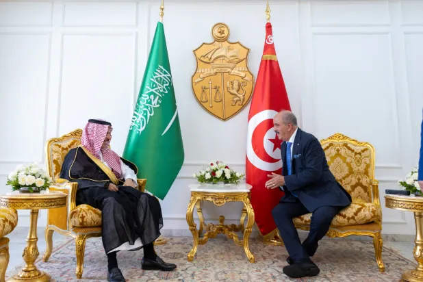 وزير الشؤون الخارجية والهجرة والتونسيين بالخارج محمد علي النفطي خلال استقباله الأمير فيصل بن فرحان (الخارجية السعودية)