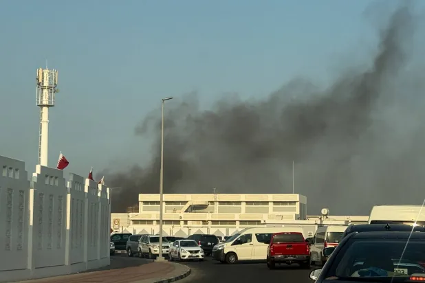صورة تُظهر دخاناً يتصاعد بعد سماع عدة انفجارات في الدوحة (رويترز)