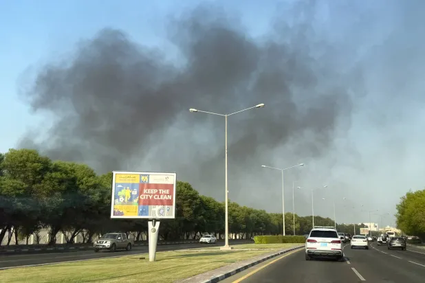 تصاعُد الدخان بعد الانفجارات التي هزَّت العاصمة القطرية الدوحة في 9 سبتمبر 2025 (رويترز)