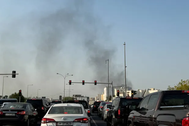 الدخان يتصاعد بعد سماع دويّ عدة انفجارات في الدوحة بقطر (رويترز)