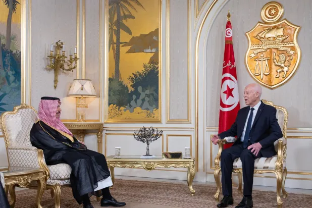 الرئيس التونسي خلال مباحثاته مع وزير الخارجية السعودي في قصر قرطاج الثلاثاء (واس)