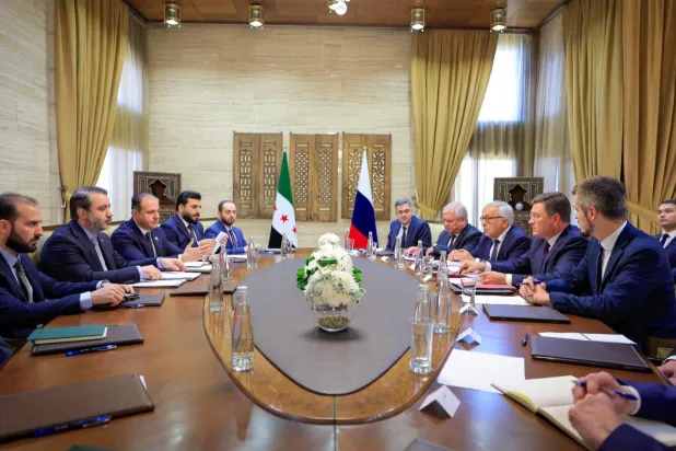 اجتماع سوري روسي موسع في قصر تشرين بدمشق الثلاثاء (الخارجية السورية - «إكس»)