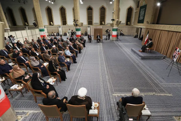 اجتماع المرشد الإيراني مع أعضاء حكومة مسعود بزشكيان مساء الأحد (موقع خامنئي)