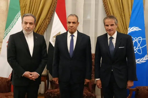 عبد العاطي يتوسط نظيره الإيراني عباس عراقجي ومدير «الوكالة الذرية» رافائيل غروسي في طهران (الخارجية الإيرانية)