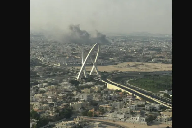 لقطة متداولة تُظهر الدخان يتصاعد في الدوحة بقطر