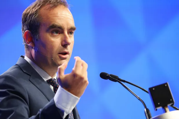 وزير الدفاع الفرنسي سيباستيان لوكورنو الذي عينه ماكرون رئيساً جديداً للوزراء (إ.ب.أ)