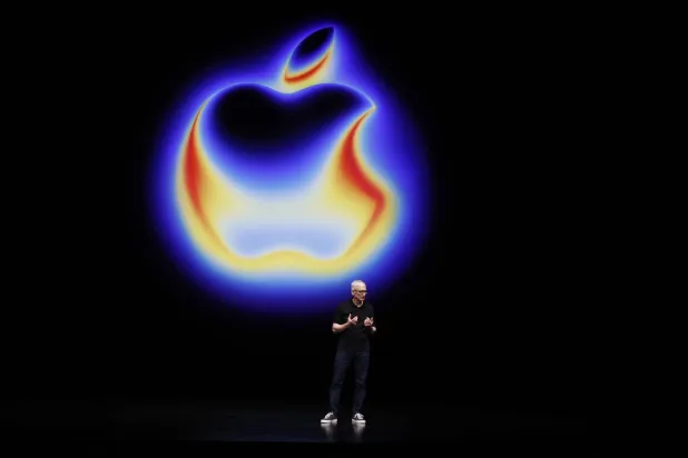 تيم كوك الرئيس التنفيذي لـ«أبل» يتحدث على مسرح «ستيف جوبز» خلال فعالية للشركة في مقر الشركة بمدينة كوبرتينو في كاليفورنيا (إ.ب.أ)