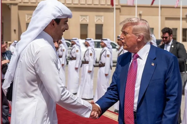 جانب من لقاء (سابق) لأمير قطر الشيخ تميم بن حمد آل ثاني بالرئيس الأمريكي دونالد ترمب في مايو 2025 (قنا)