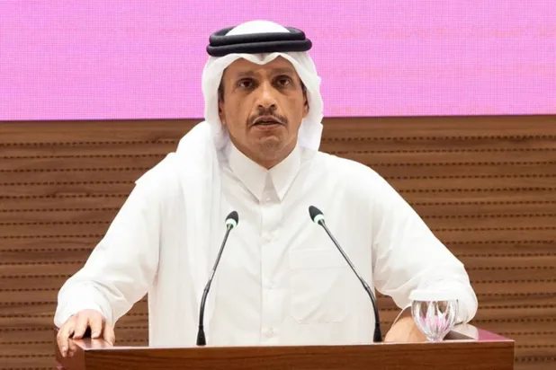 رئيس الوزراء القطري الشيخ محمد بن عبد الرحمن خلال المؤتمر الصحافي في الدوحة الثلاثاء (قنا)