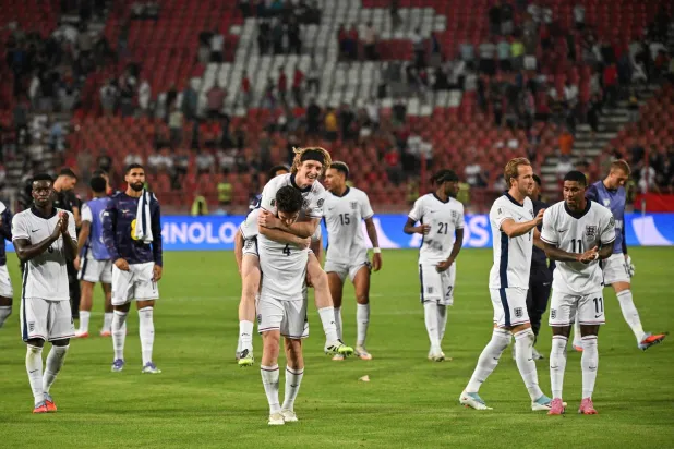 فرحة لاعبي إنجلترا بالفوز الكبير على صربيا (أ.ف.ب)