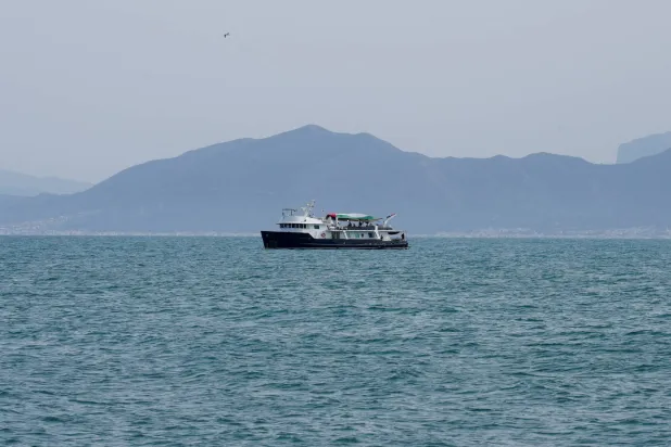 إحدى سفن «أسطول الصمود العالمي» المتجه لقطاع غزة وهي بالقرب من العاصمة التونسية يوم الأحد (رويترز)